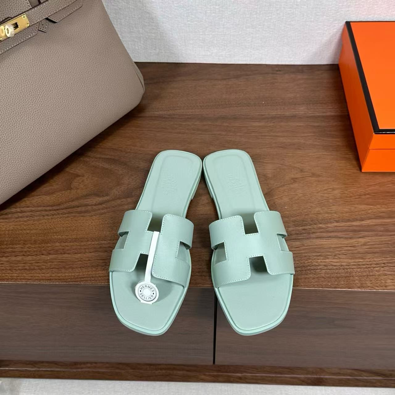 ua H**me5 oran sandal