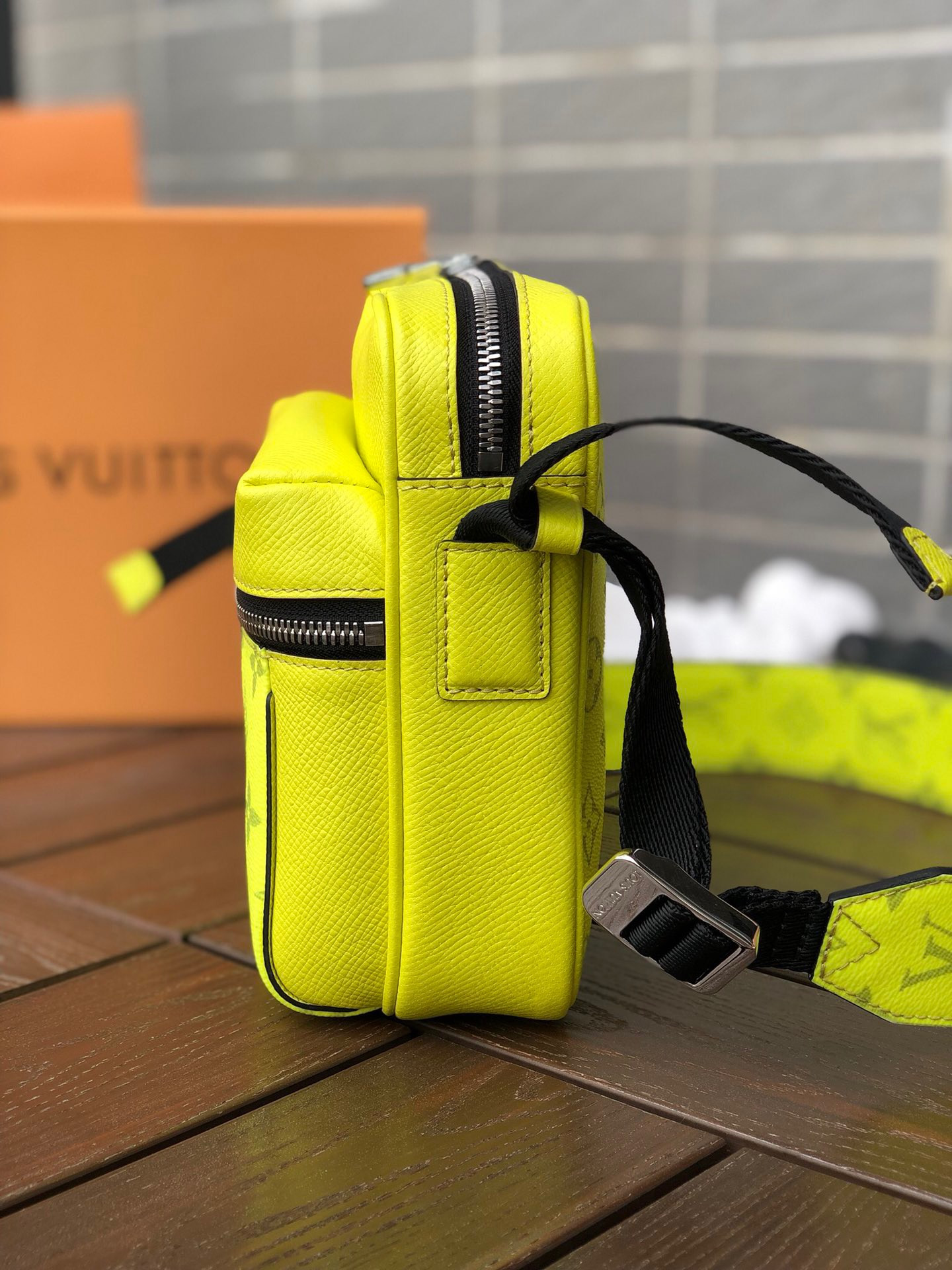 LV OUTDOOR MESSENGER M30239