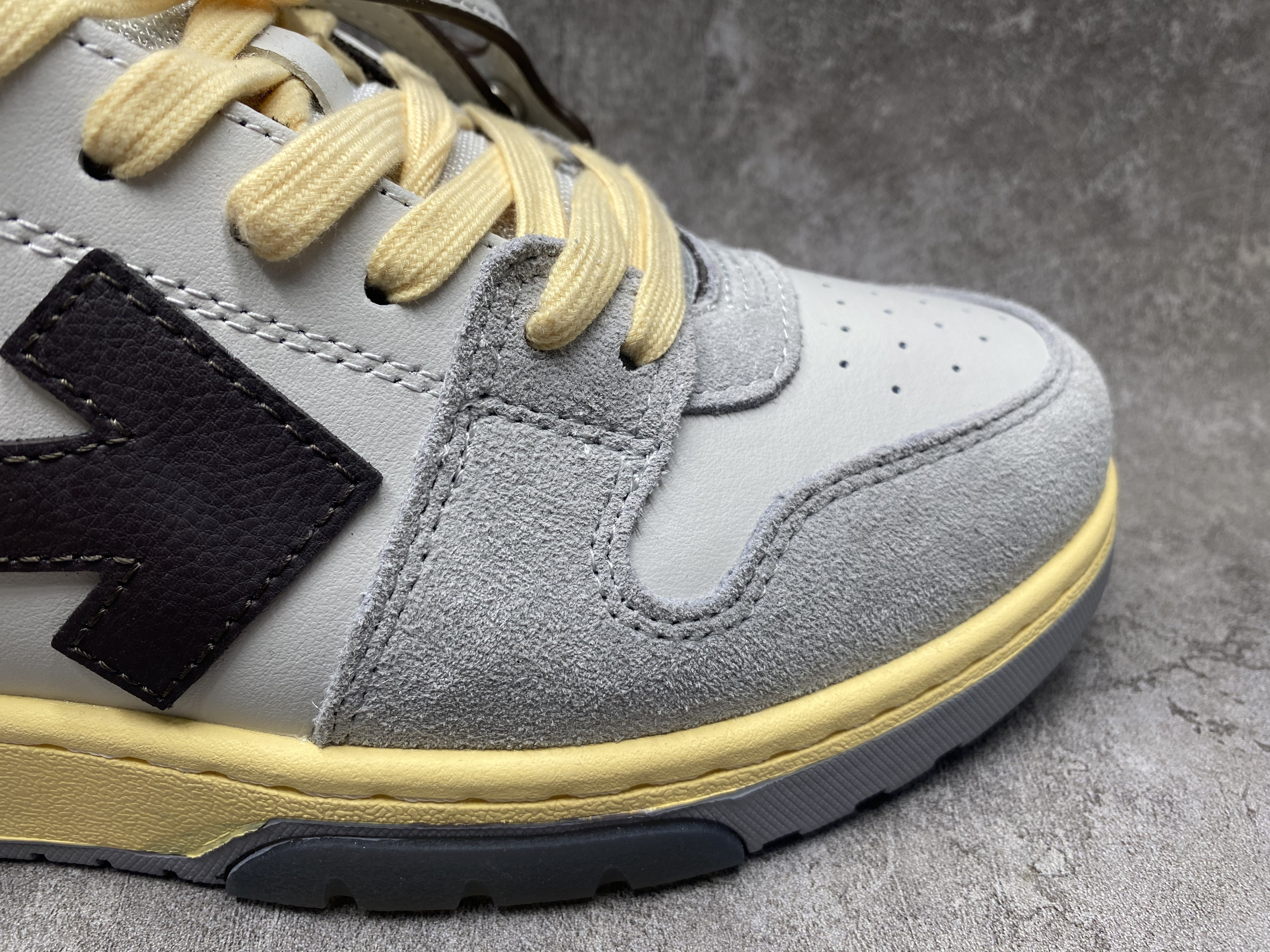 UA OFF-WHITE OUT OF OFFICE LOW