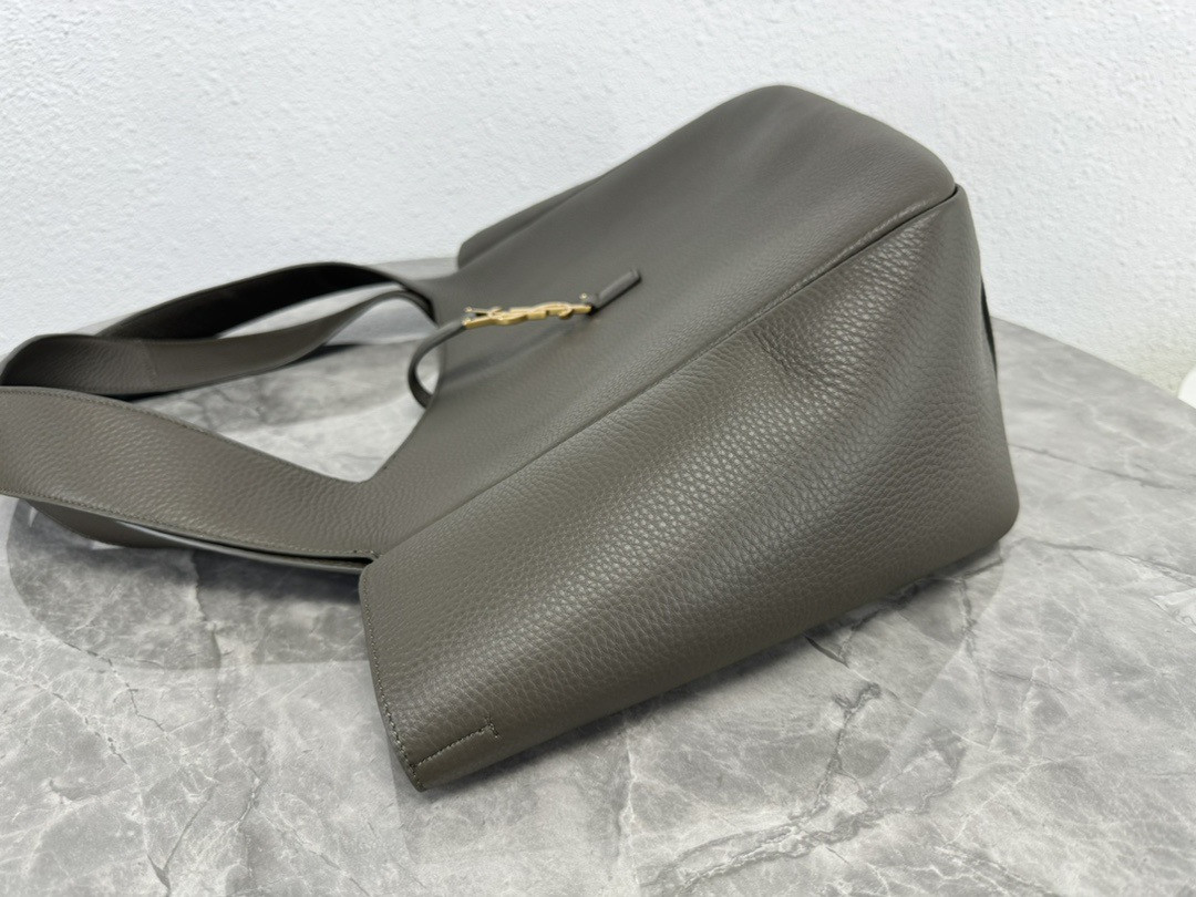 Y*L le 5 À 7 bea in grained leather 50×28×18cm