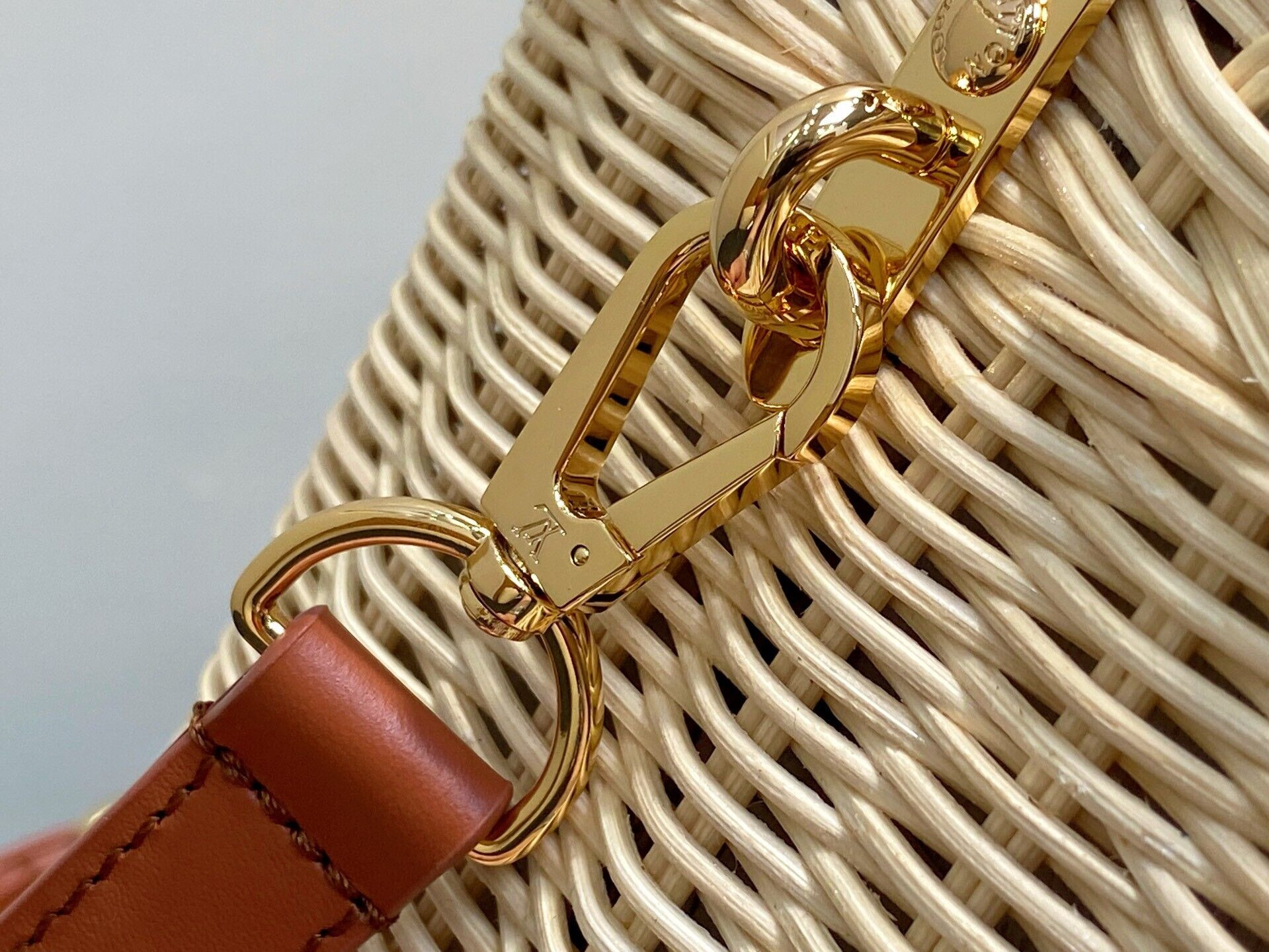 LV Capucines BB M26025 27x18x9cm