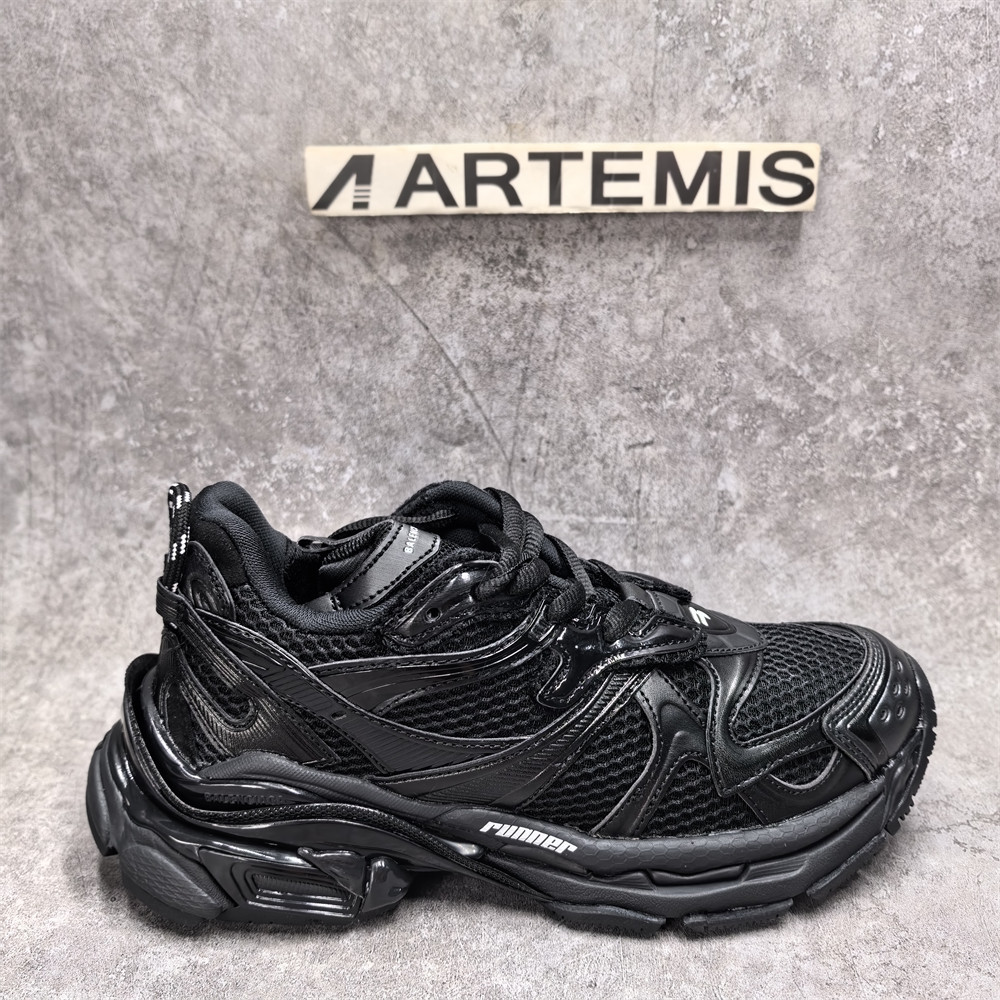 ua Ba*len*cia*ga runner sneaker