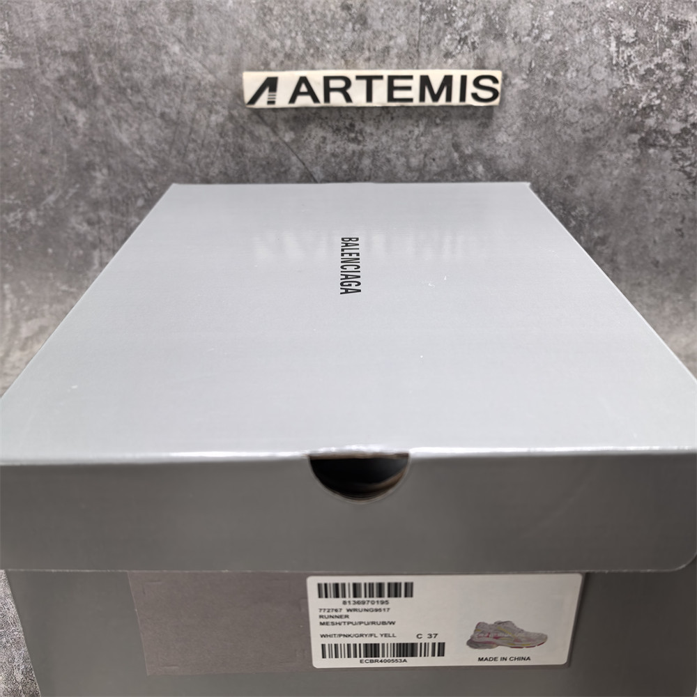 ua Ba*len*cia*ga runner sneaker