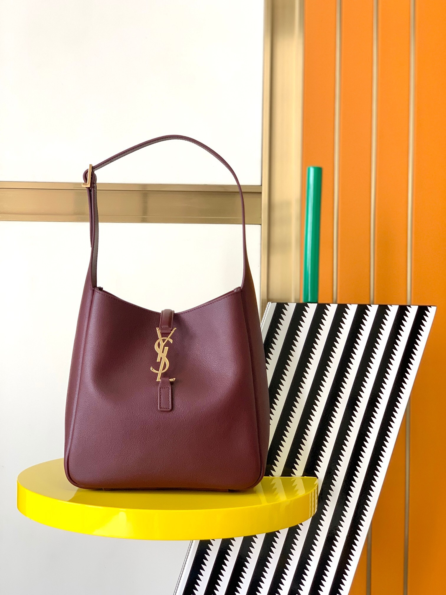 y*l le 5 À 7 S*pple small in grained leather  23 x 22 x 8.5 cm