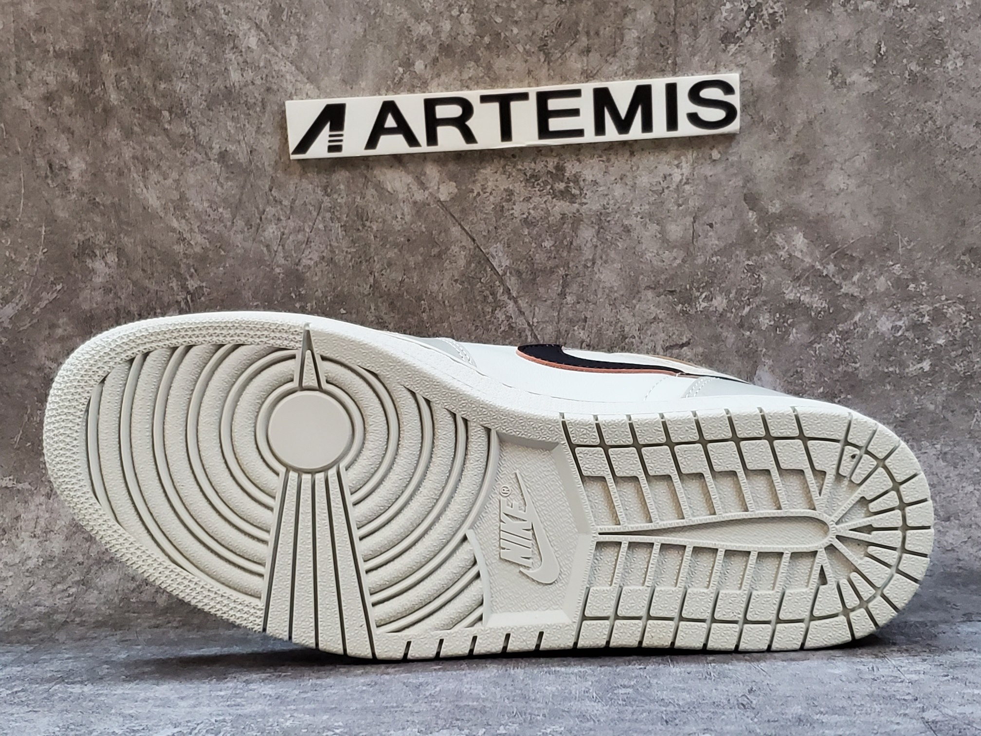 Air Jordan 1 Retro High OG Defiant SB NYC to Paris