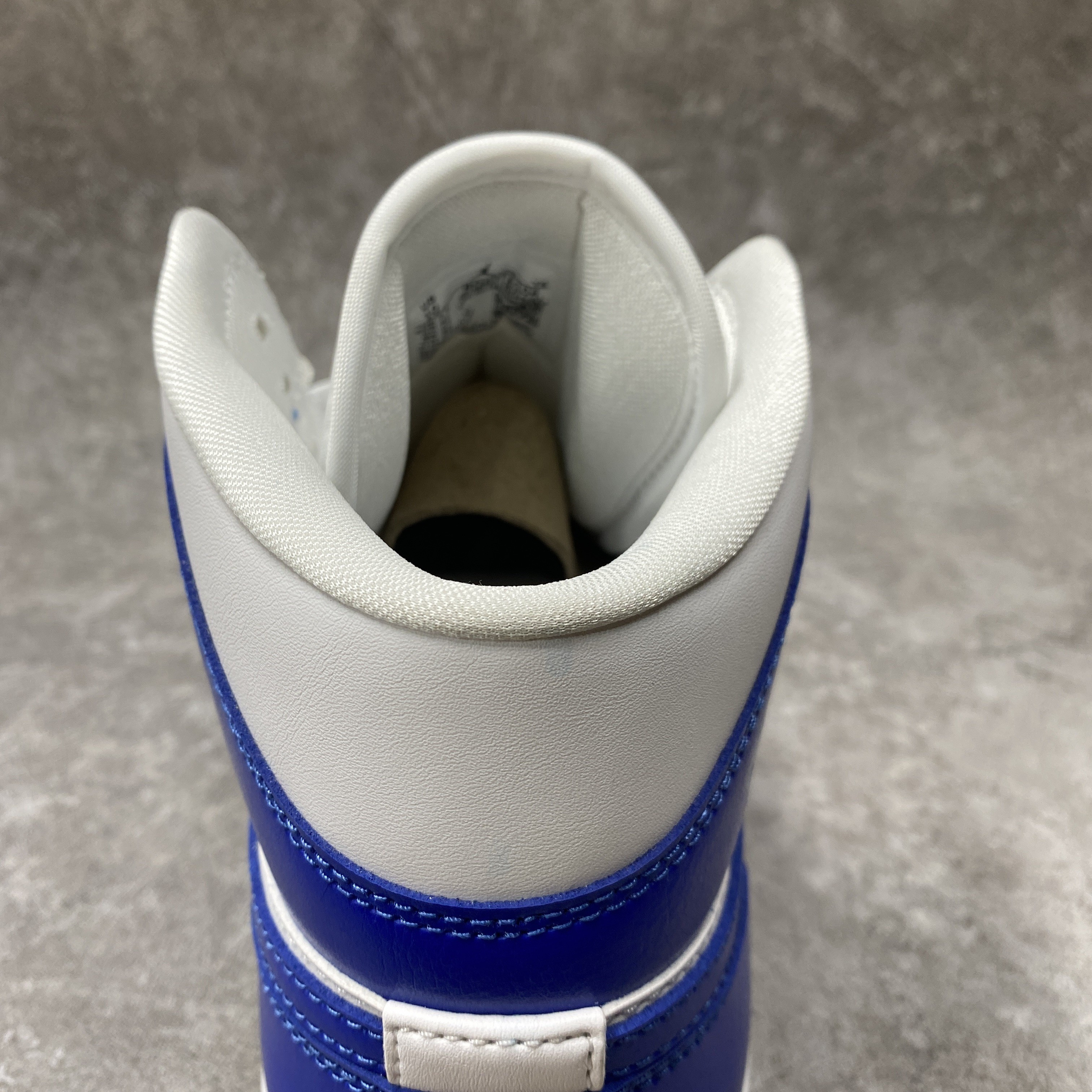 Air Jordan 1 Mid Kentucky Blue