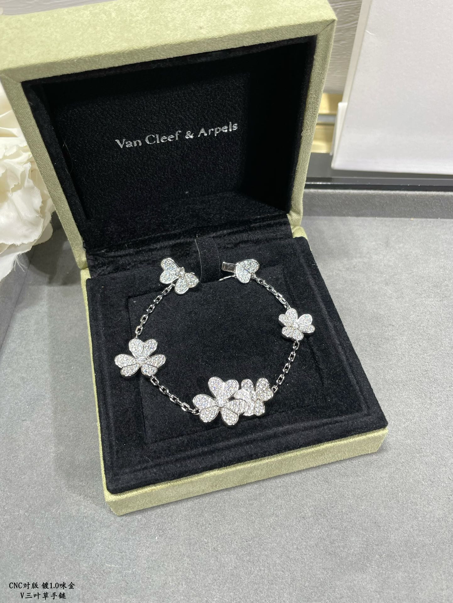 V*N CL*F & arpels clover bracelet