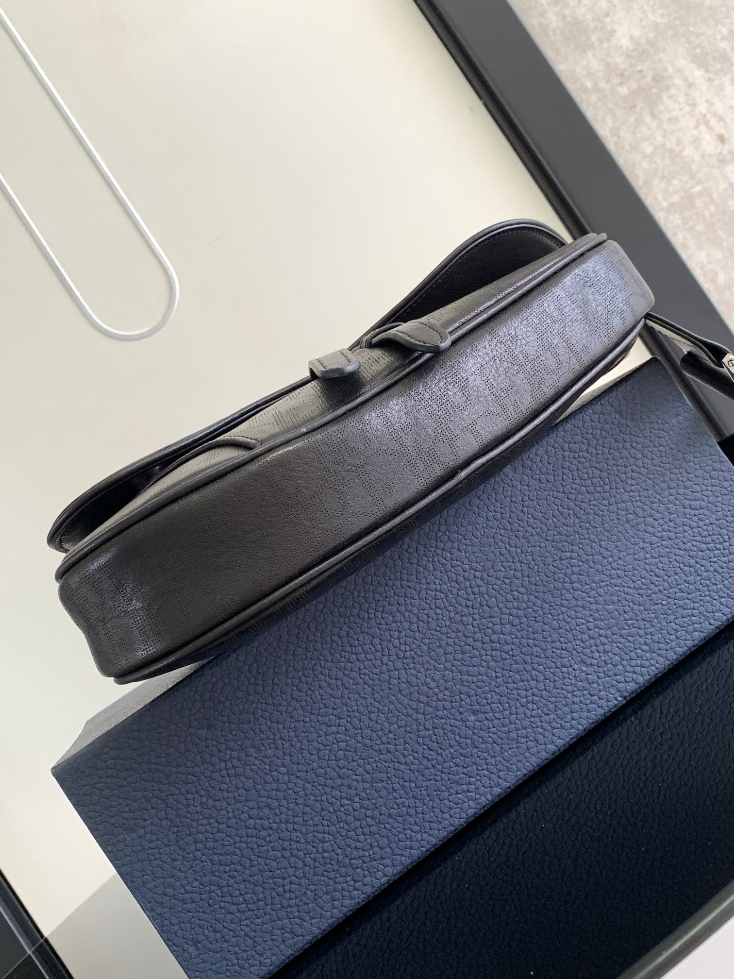 ch**an D*or D*or homme bags leather black 26 x 19 x 4.5 cm