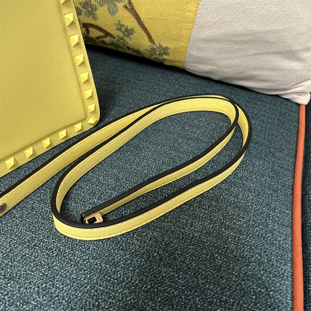 Va1e*ntin0 garavani rockstud23 smooth calfskin handbag yellow