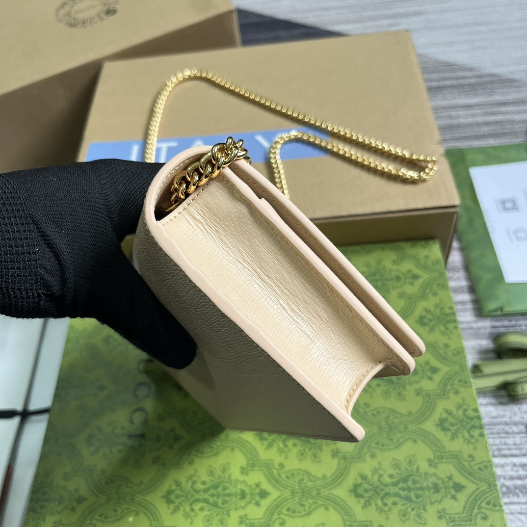 chain wallet with G*u*i script light beige 7.8"w x 5"h x 1.6"d