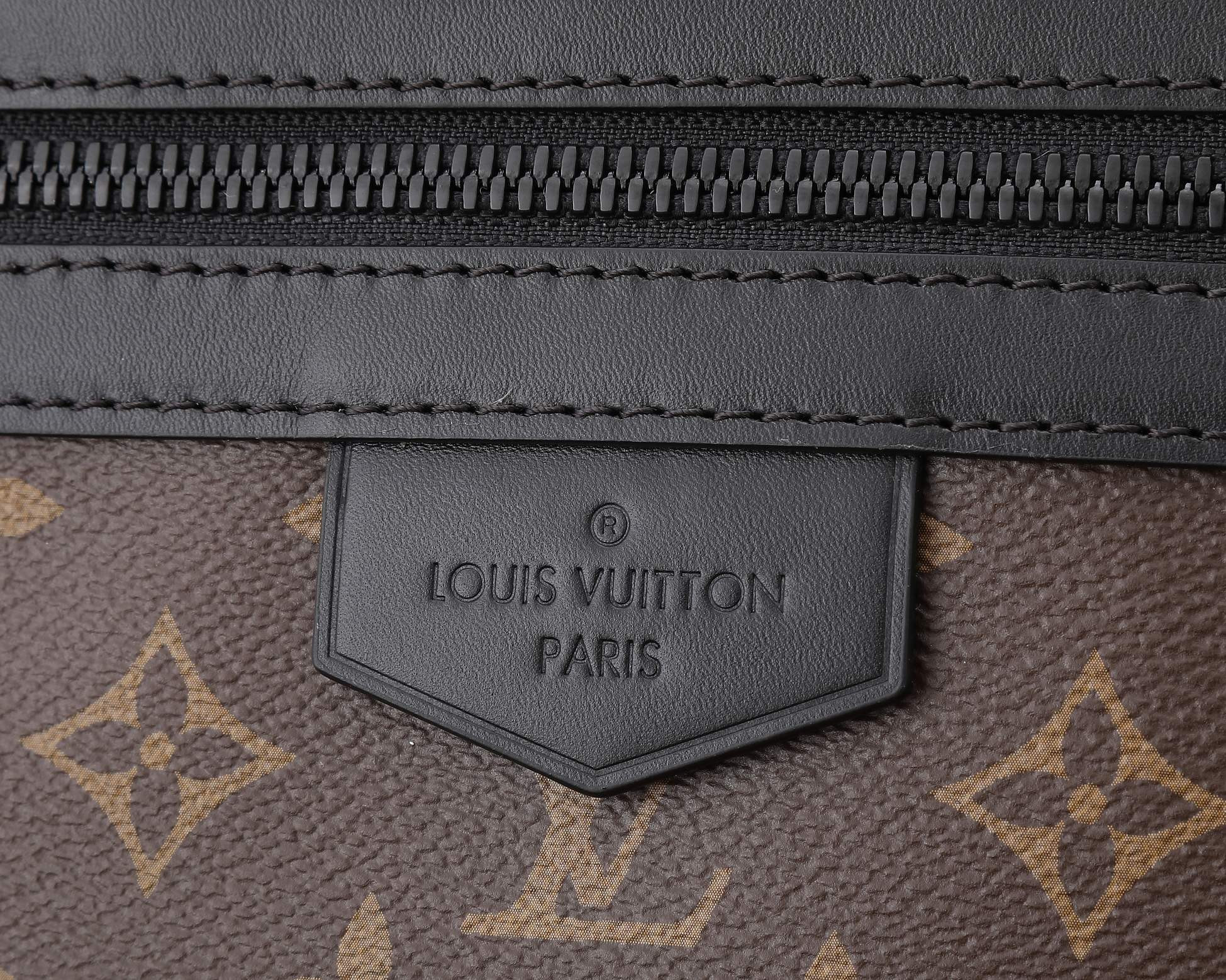 LV M46972 Trail Messenger 31 x 22 x11CM