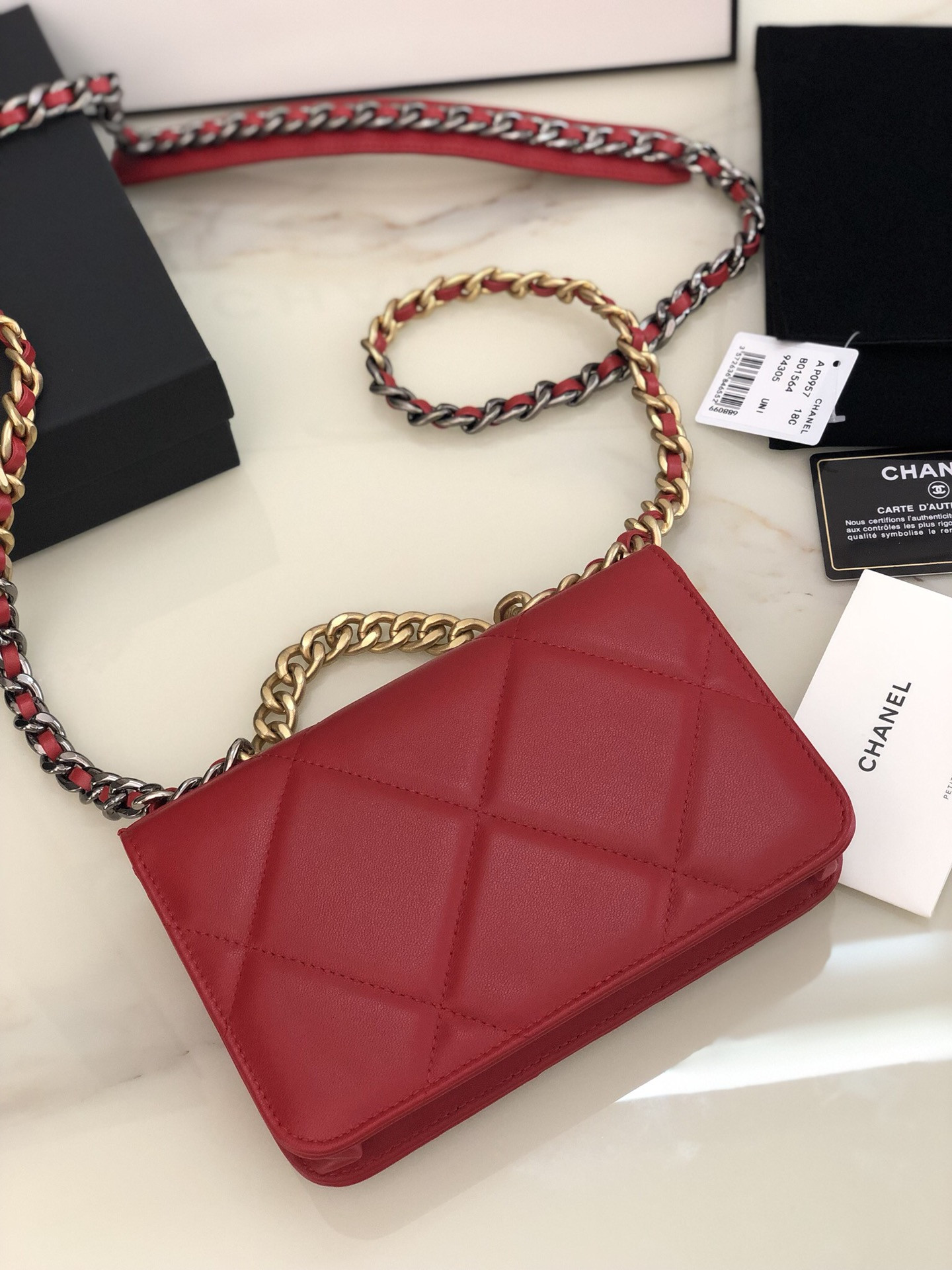 Ch*el classic wallet on chain red 4.8 × 7.5 × 1.4 in