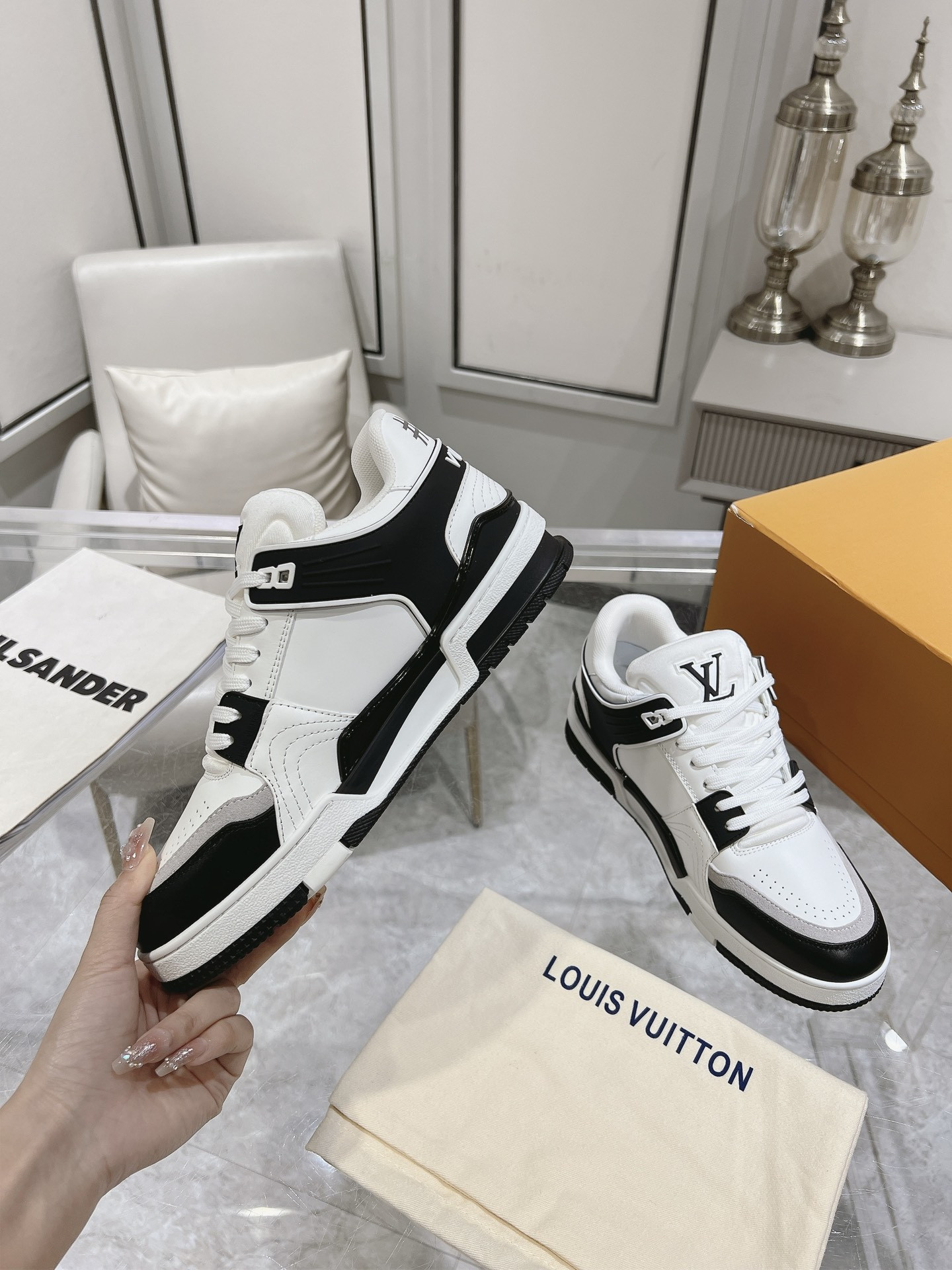 UA LV Trainer Sneaker