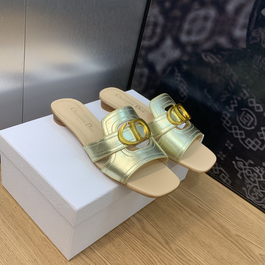 ua D*or 30 montaigne slide