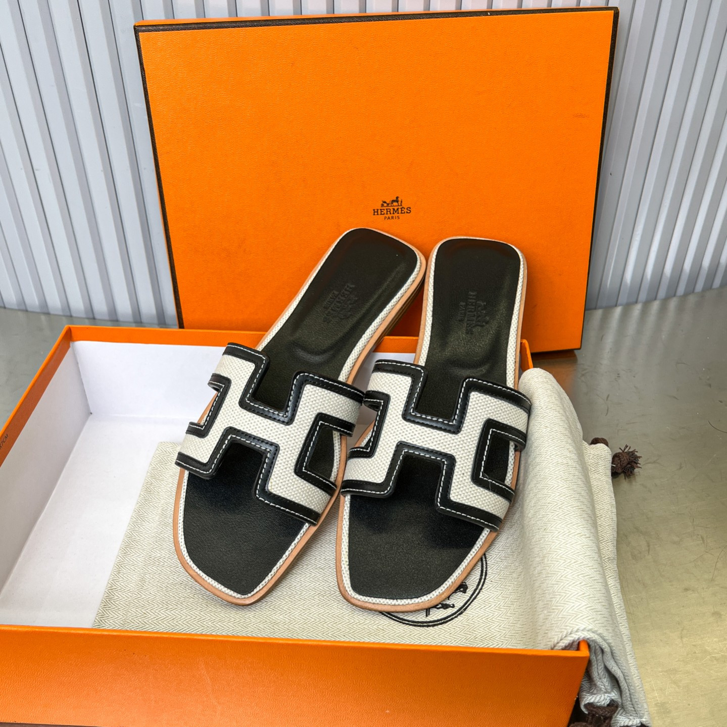 ua H**me5 oran sandal