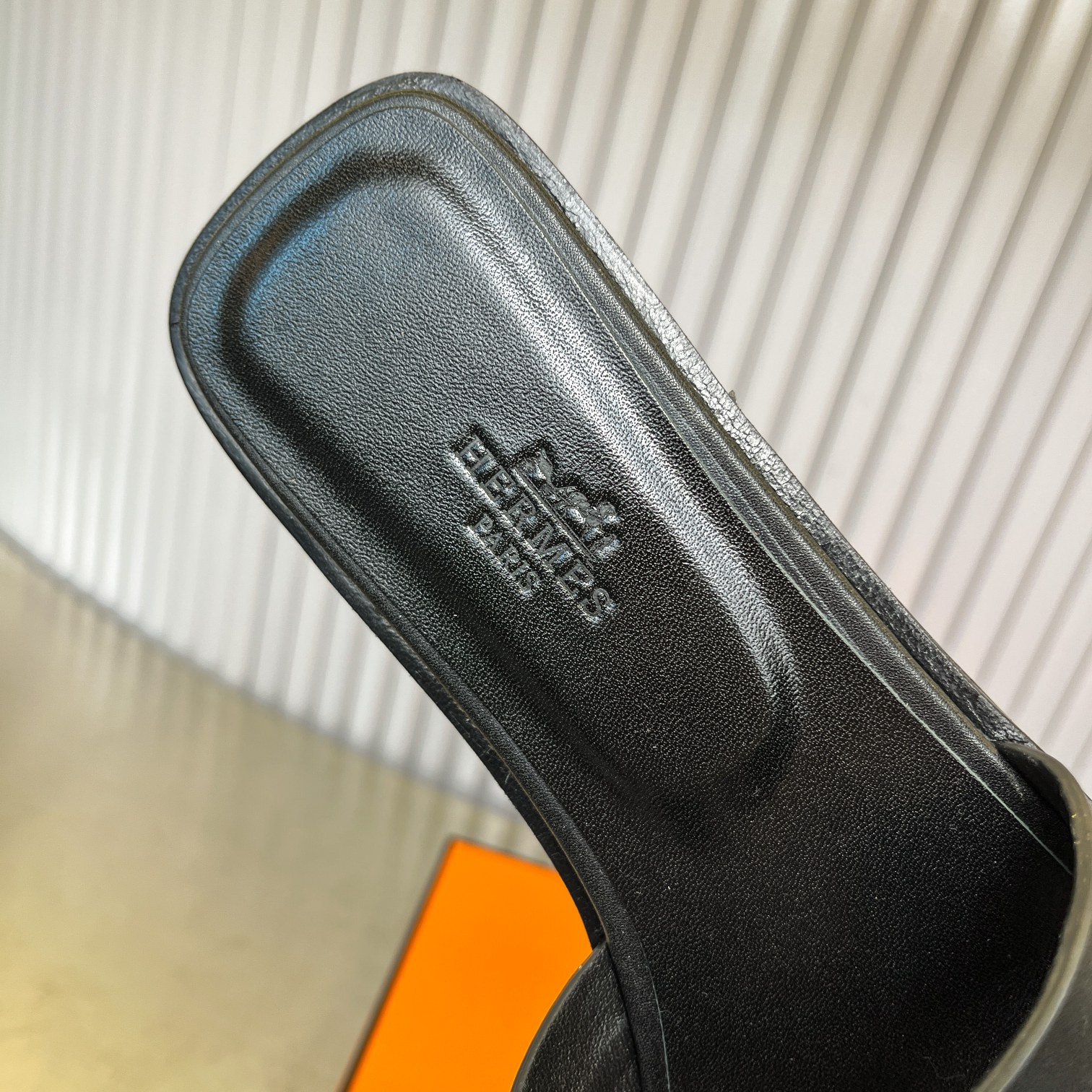 ua H**me5 oran sandal