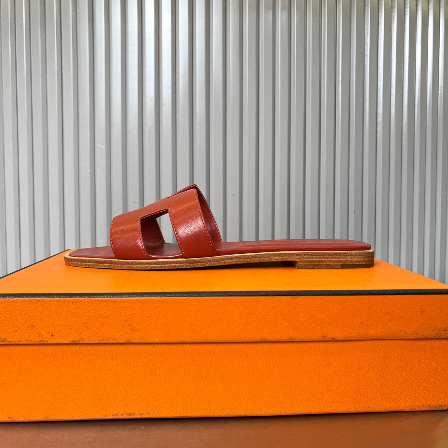 ua H**me5 oran sandal