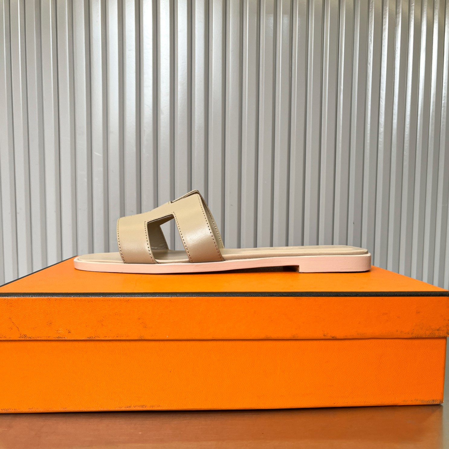 ua H**me5 oran sandal