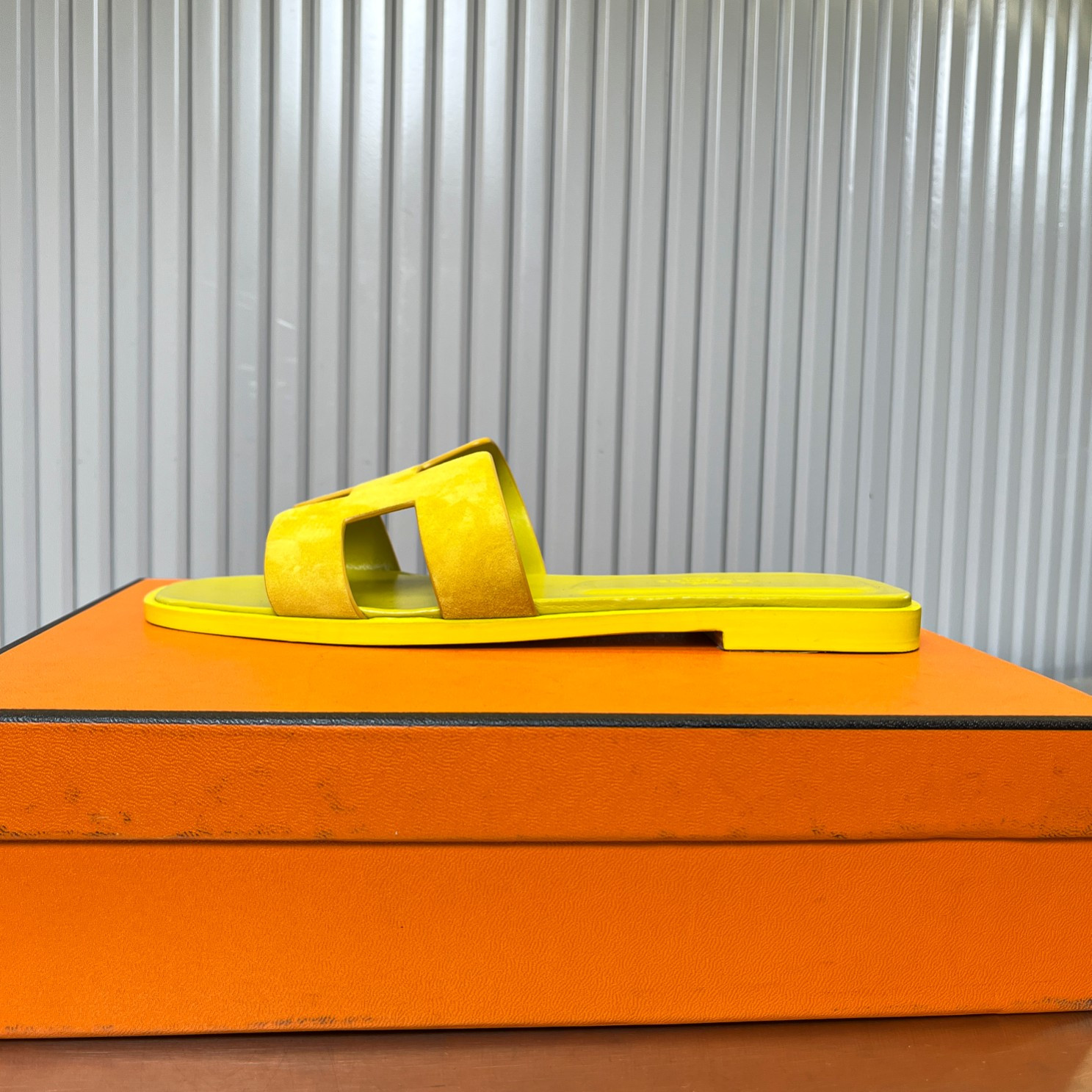 ua H**me5 oran sandal