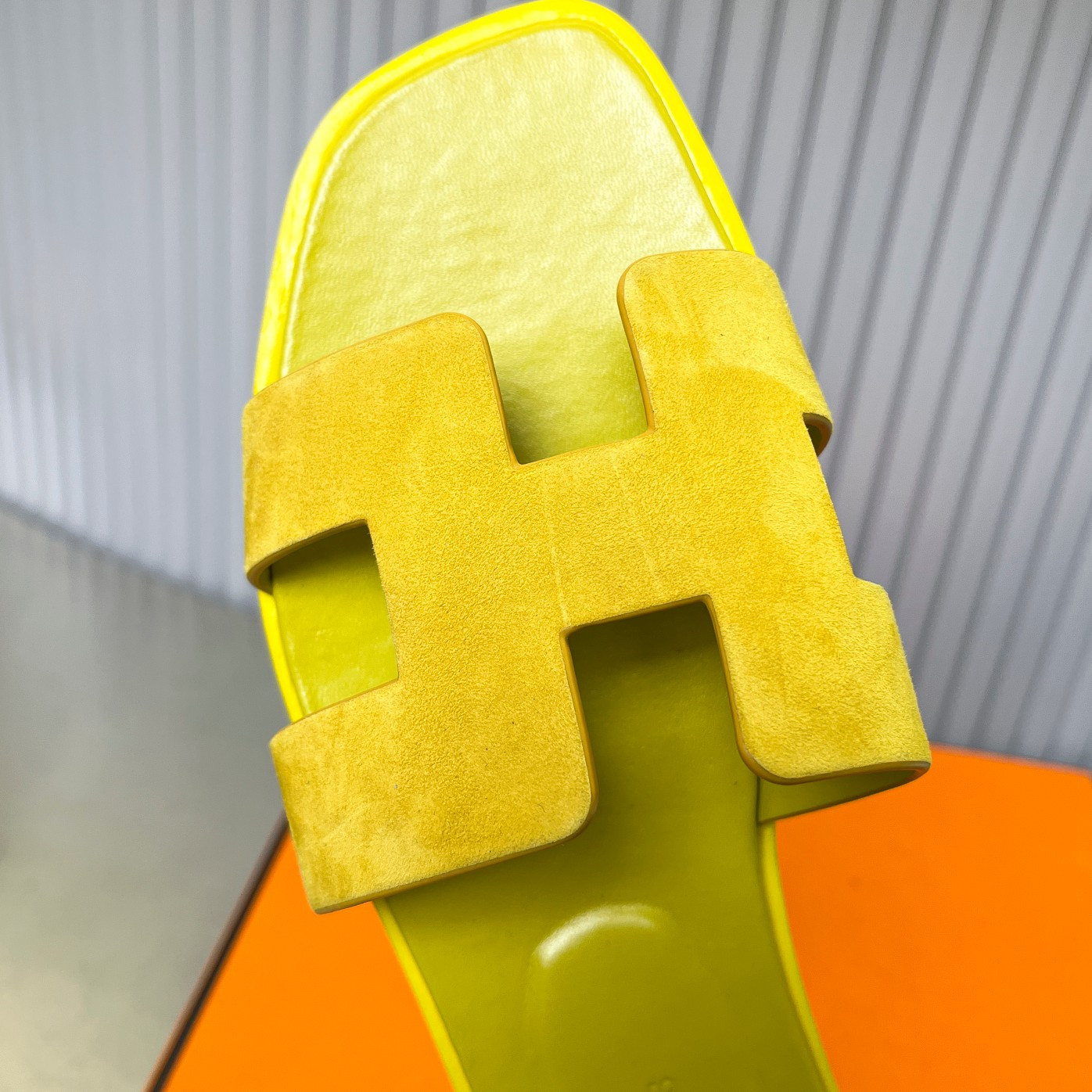 ua H**me5 oran sandal