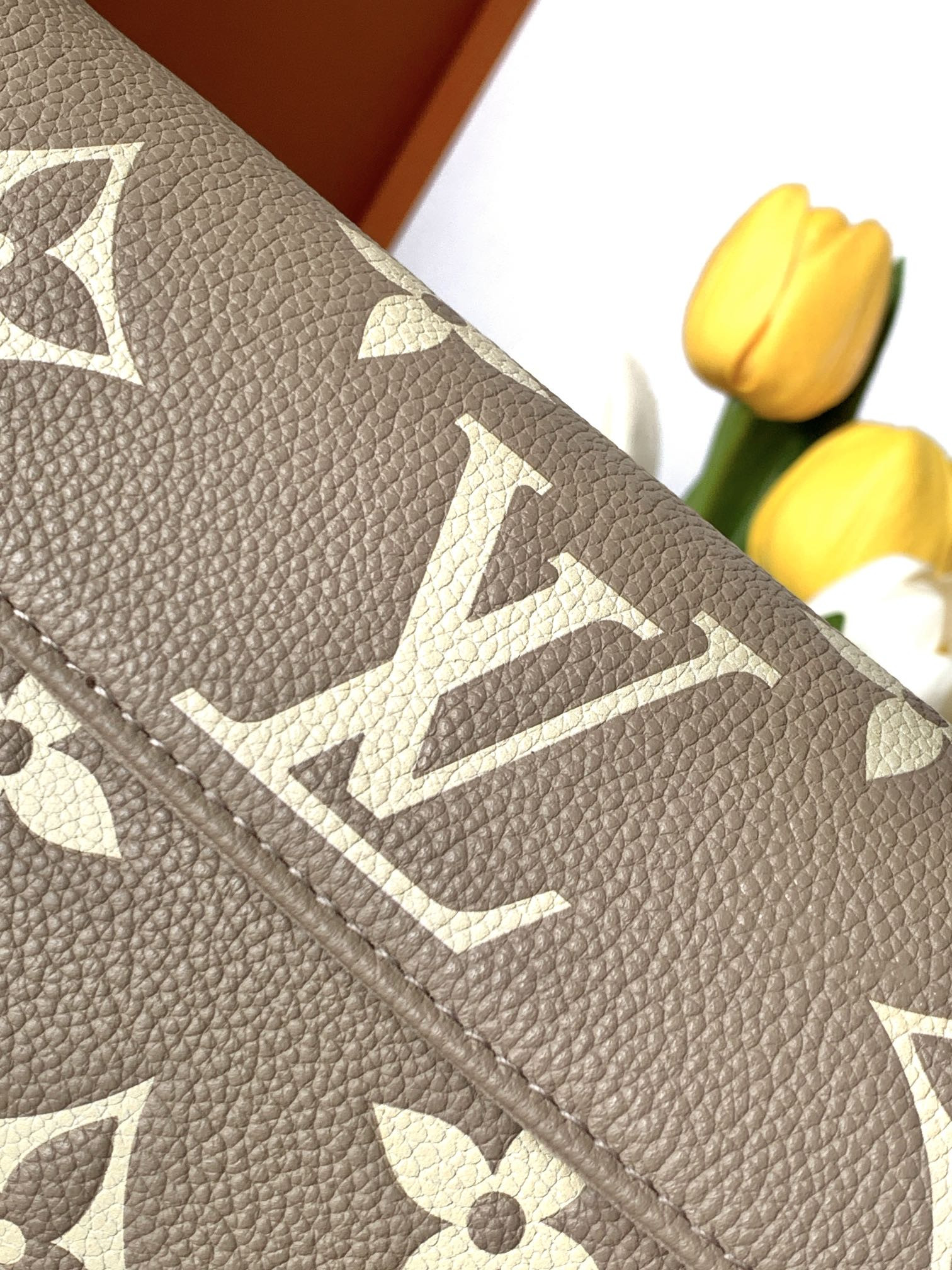 LV Wallet On Chain Ivy  M82211 9.3 x 4.7 x 1.7 inches