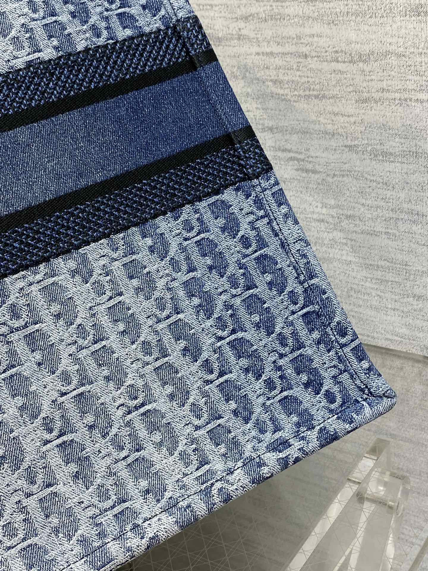 large D*or book tote blue denim D*or oblique jacquard  42 x 35 x 18.5 cm