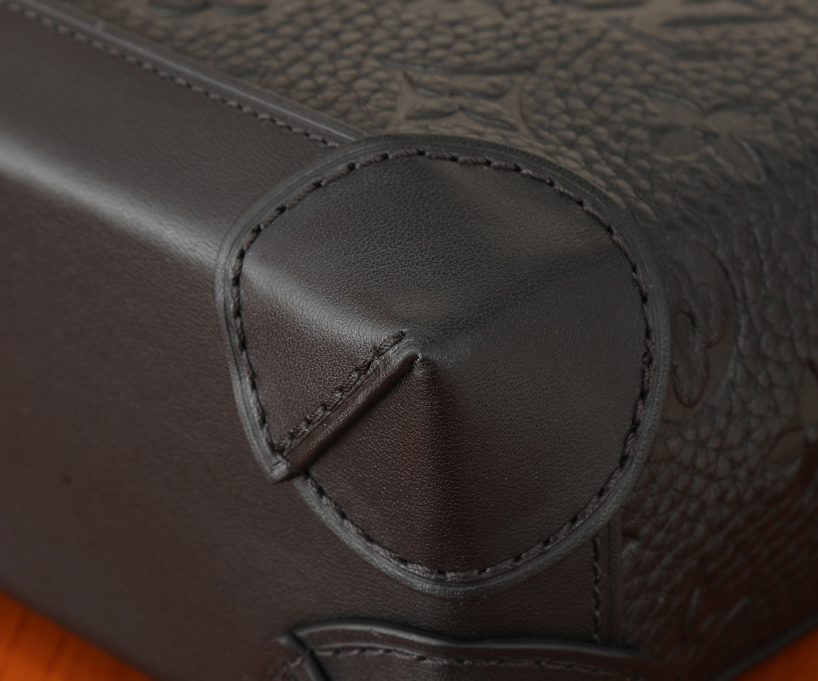 LV Nano Steamer M82772 5.9 x 7.1 x 2.8 inches