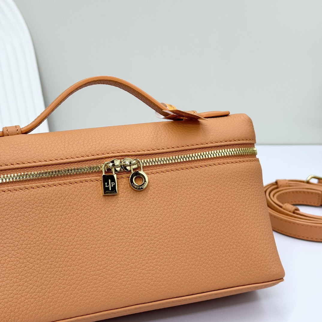 L**o p*ana extra pocket l19 grained calfskin 11 x 19 x 6.5 cm