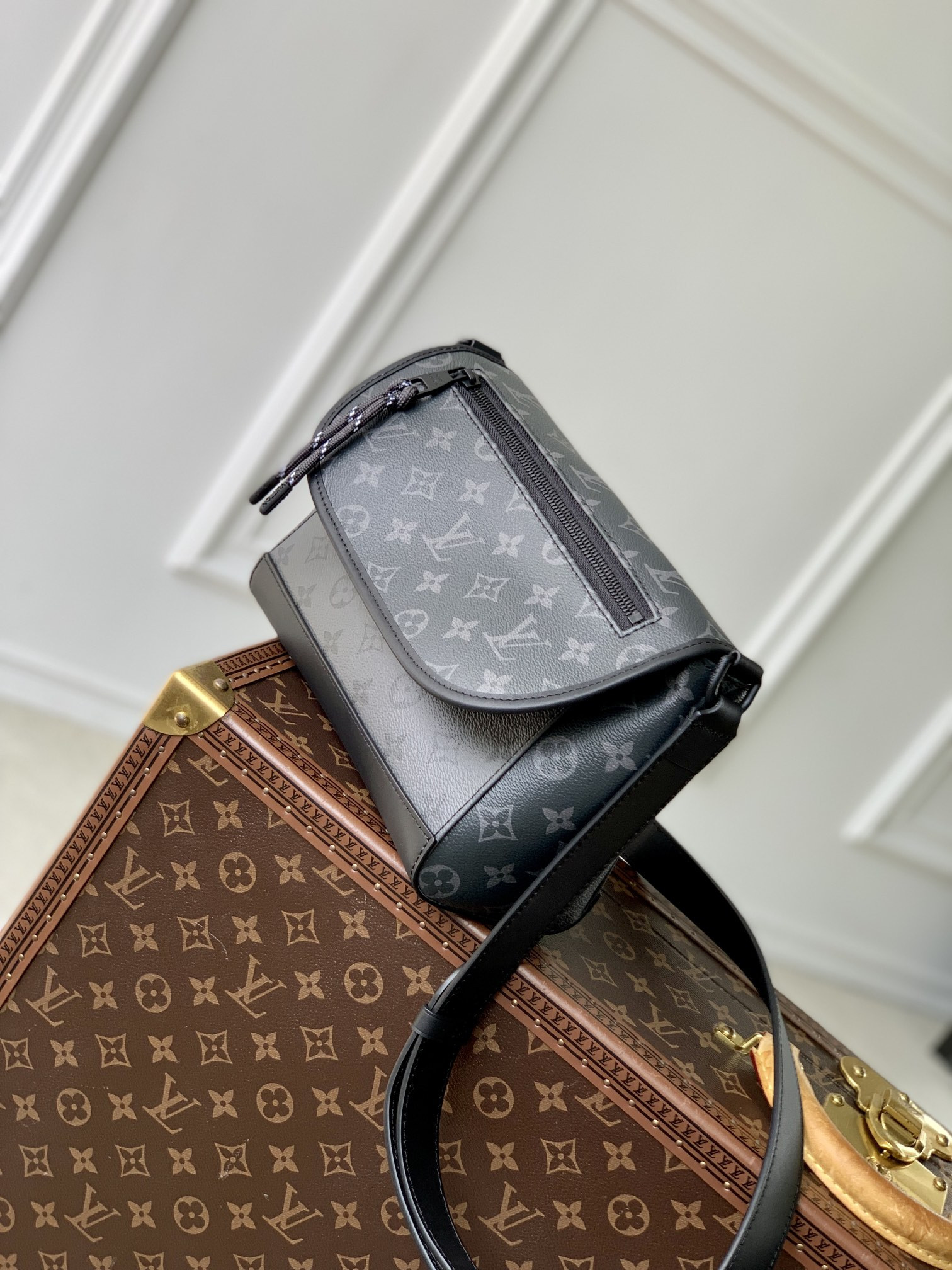 LV Pulse Messenger M12681  17 x 11 x 26.6 cm