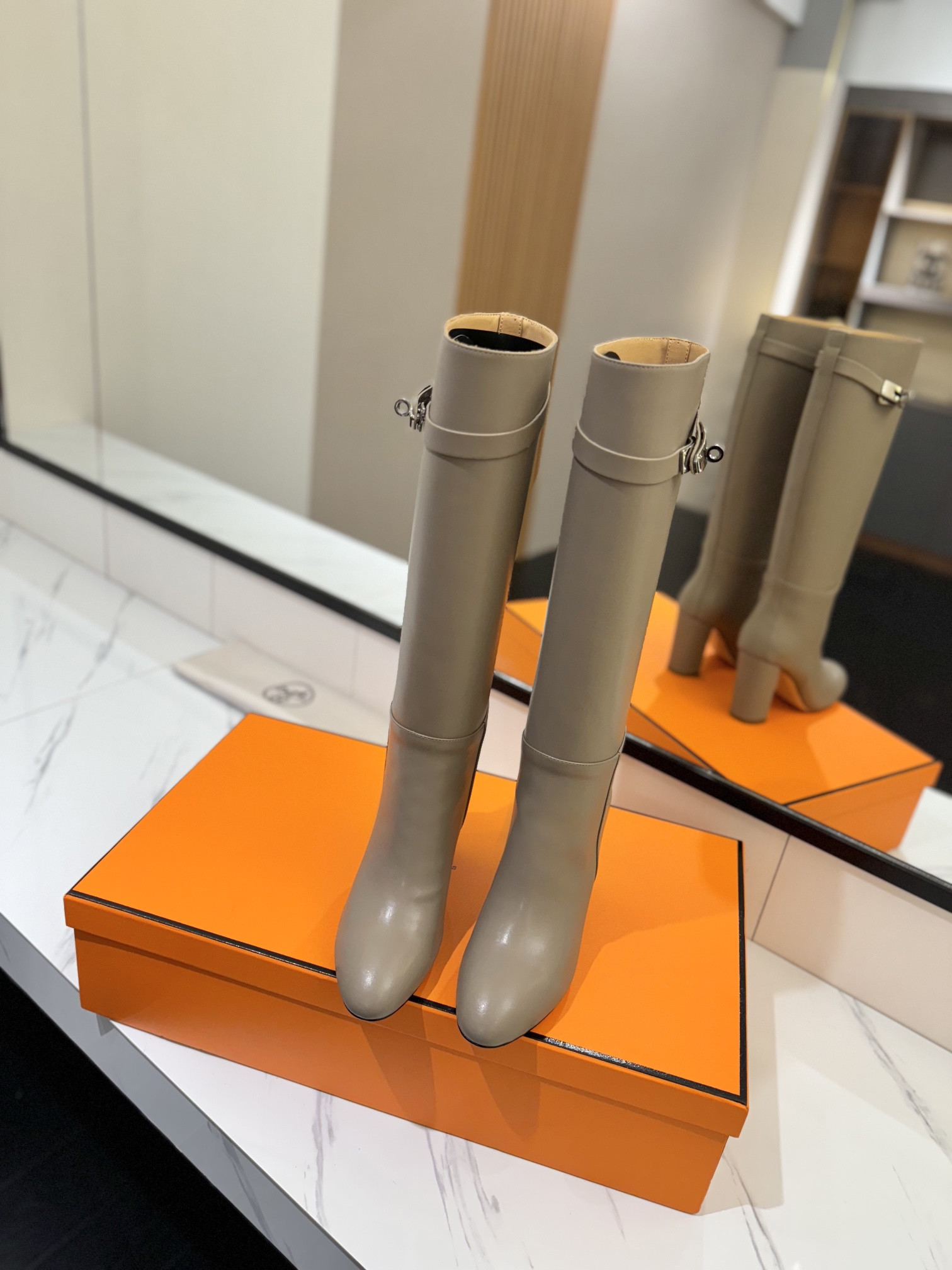 ua H**me5 jumping boots (heel height 8.5cm)