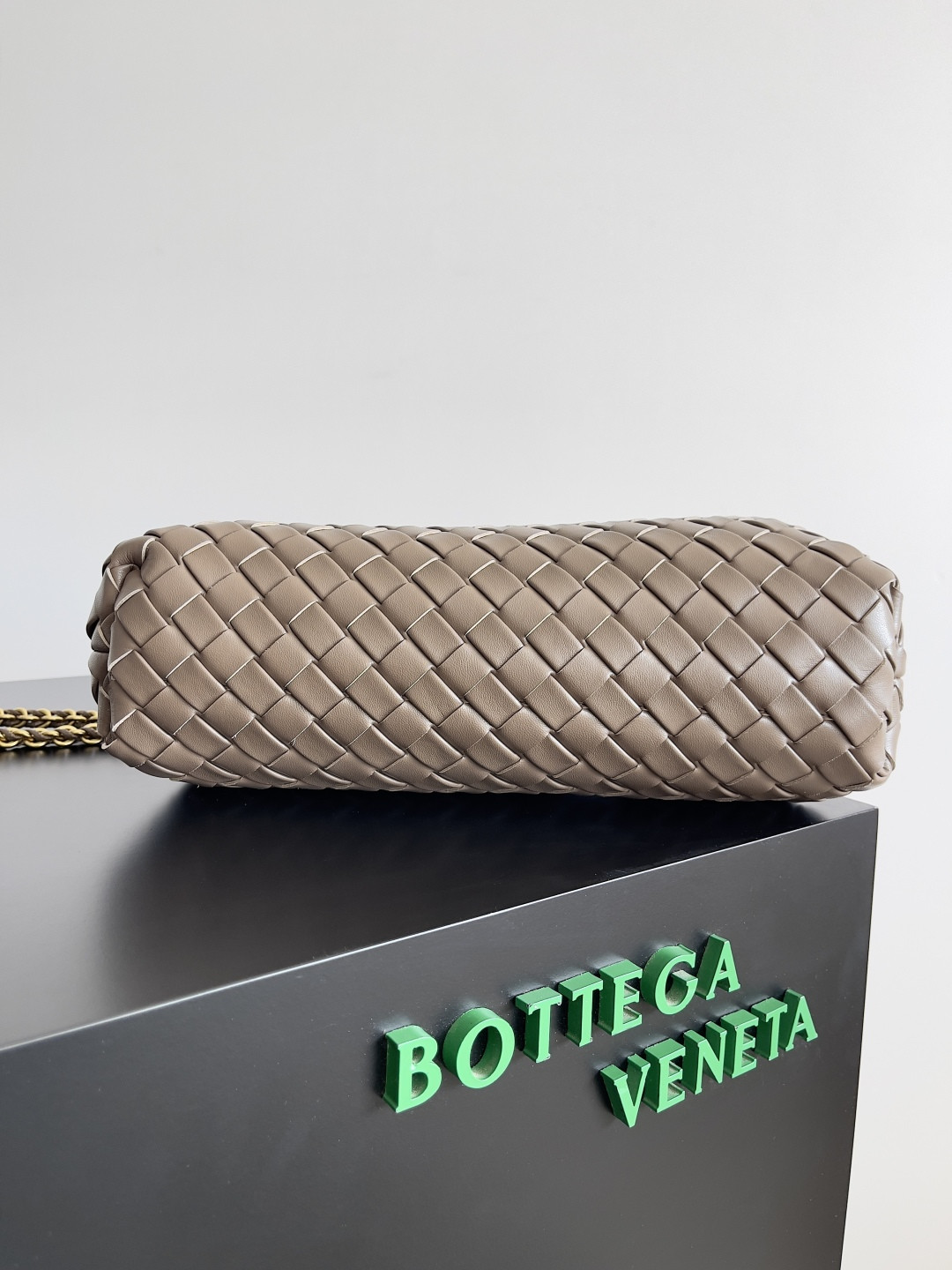 bo*te*ga Ve*ne*ta  lauren  clutch andiamo parachute  31x16.5x11cm