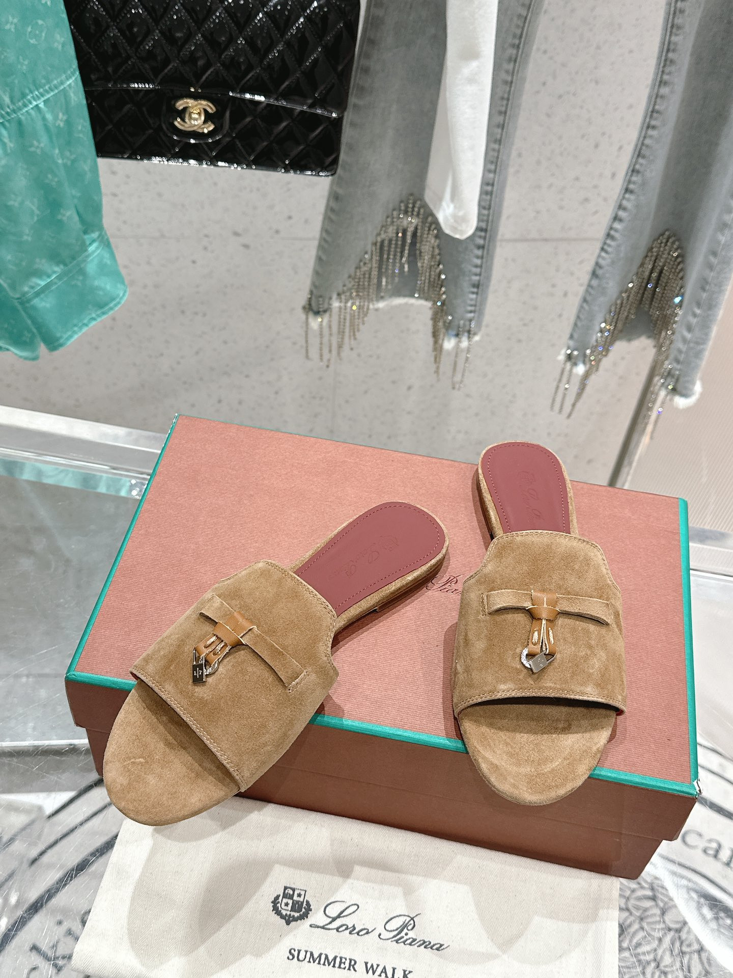 ua L**o p*ana summer charms sandal