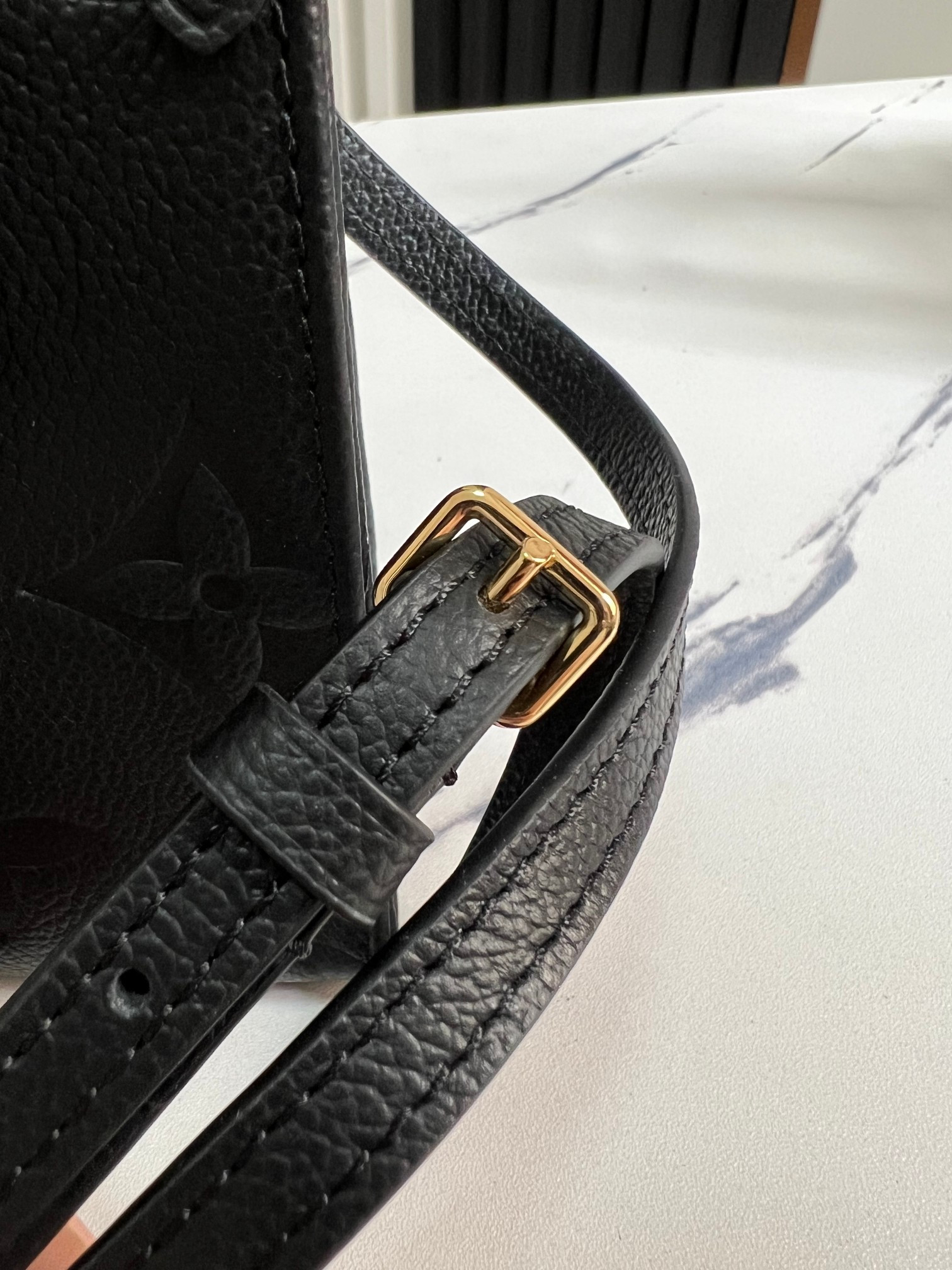 LV ON THE GO BB M46993 18 x15 8.5cm