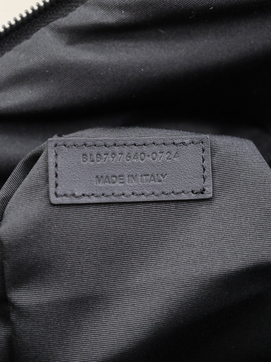 y*l Sa**t Lau*nt duffle in lambskin 53x24x22cm