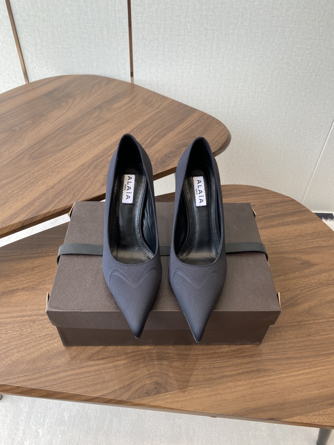 UA Alaia Pointy-Toe Pumps 9cm Heel(Customized Size 7-10 days production time)