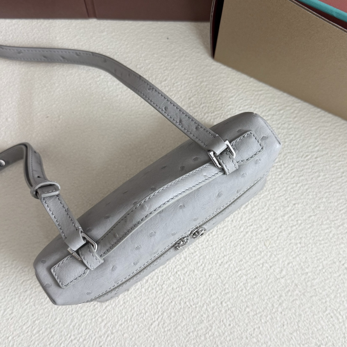 L**o p*ana extra pocket l19 ostrich-grained leather 11 x 19 x 6.5 cm