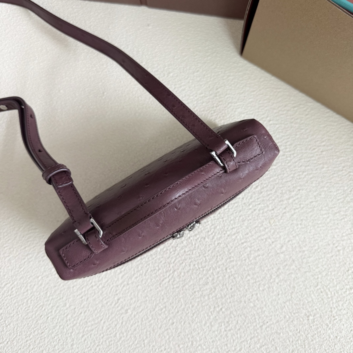 L**o p*ana extra pocket l19 ostrich-grained leather 11 x 19 x 6.5 cm