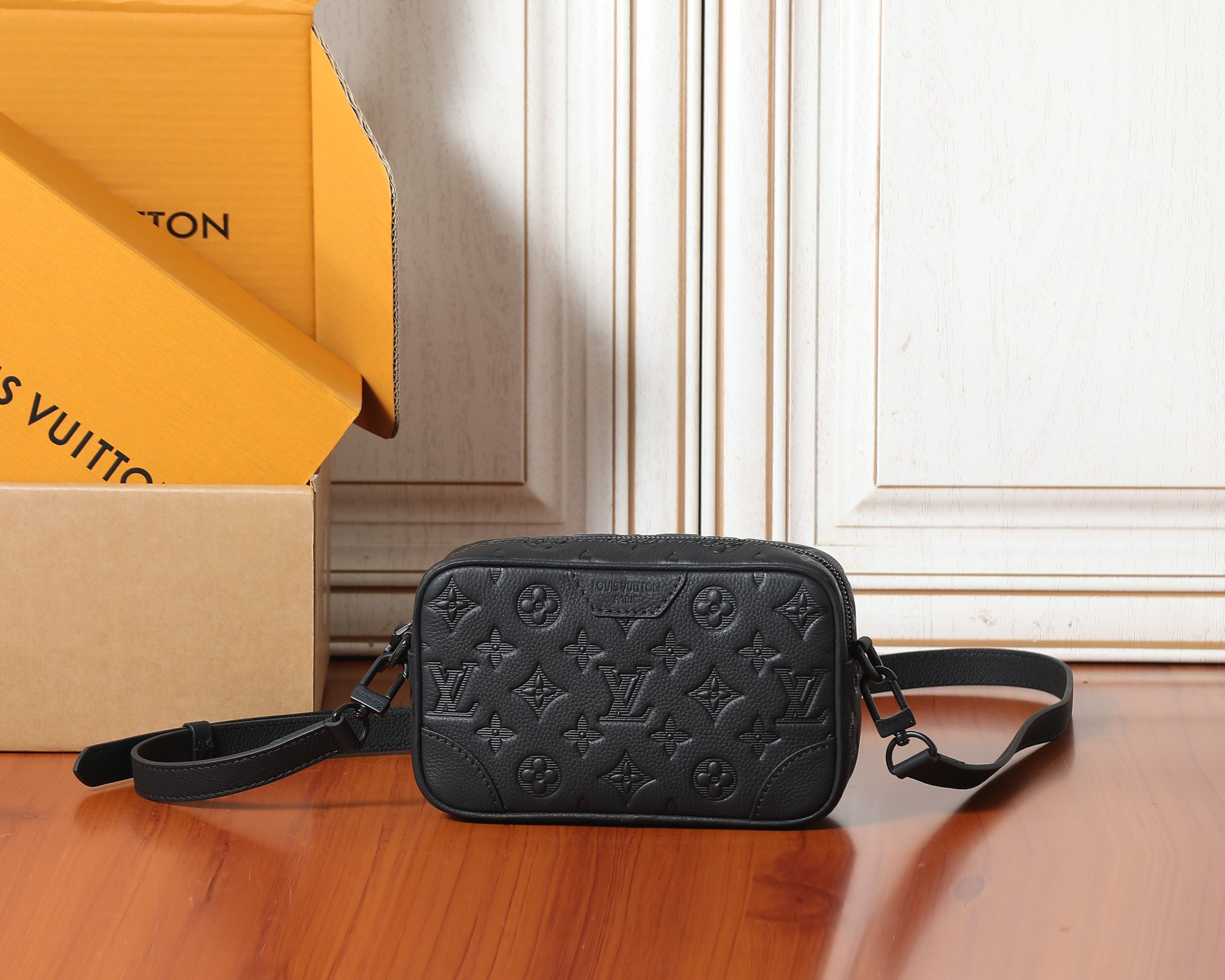 LV Trocadéro Wearable Wallet M26737 20x13x6.5cm