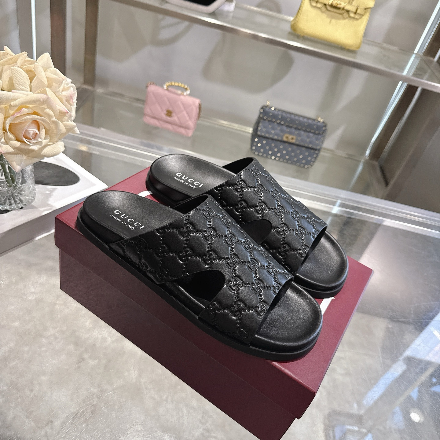 ua G*u*i slides